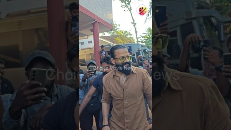 പുത്തൻ ലുക്കിൽ ഭാര്യയോടൊപ്പം പുതിയ സിനിമയുടെ ലൊക്കേഷനിൽ ജയസൂര്യ 🔥😯#jayasurya #actor #shorts