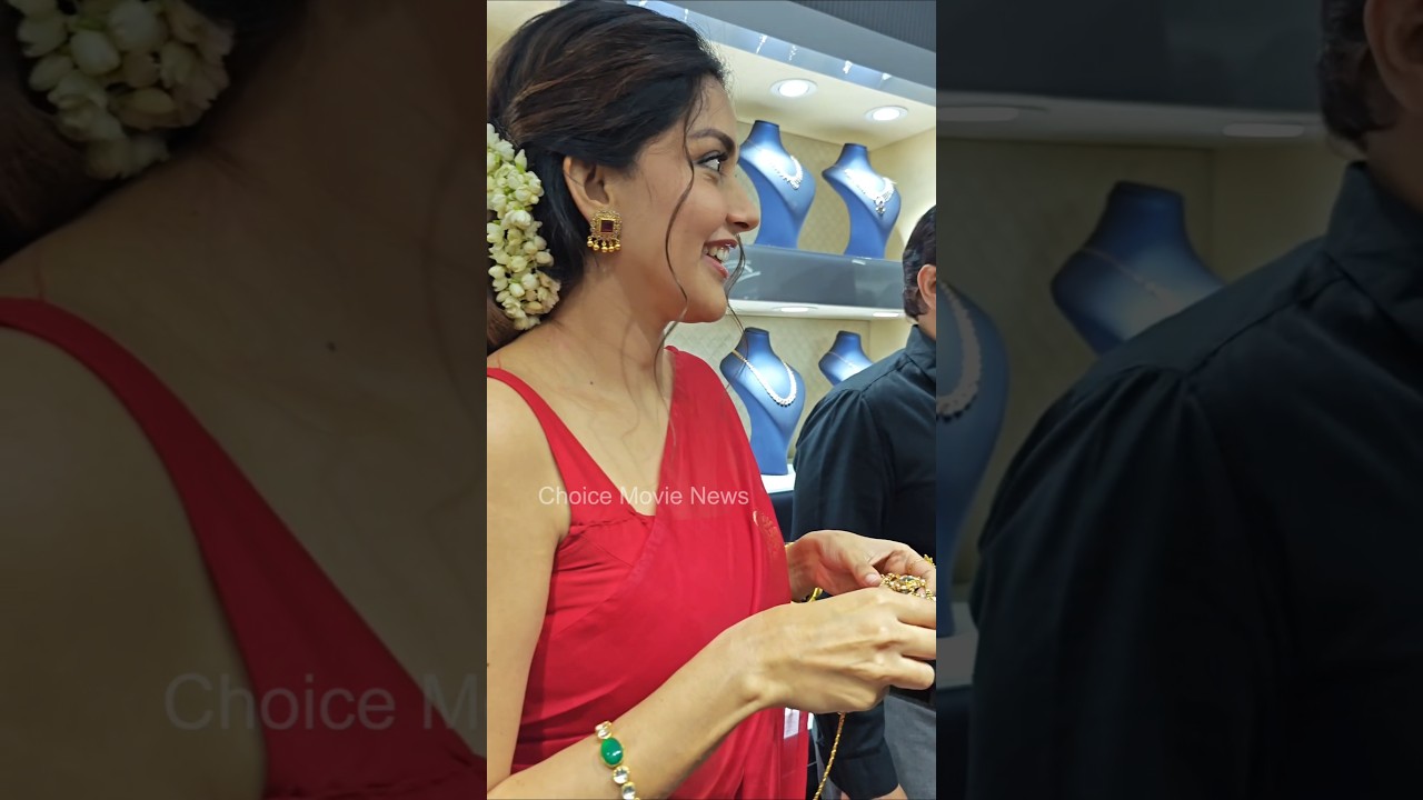 കുട്ടി ആരാധികയോട് മാല വേണോന്നു ചോദിക്കുന്ന മഹിമ🥰 #mahimanambiar #actress #shorts #malayalam